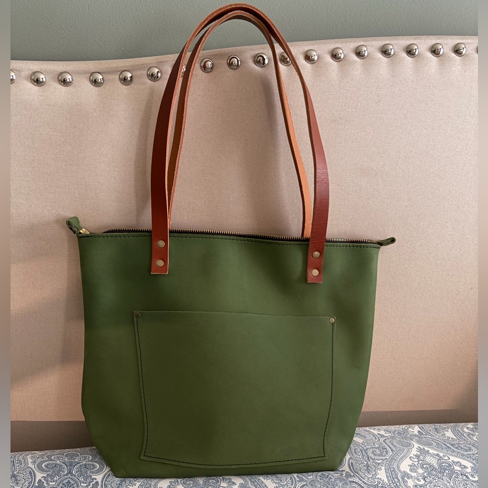 RARE!! BNNU Portland Leather medium Succulent zipper tote with tandles!